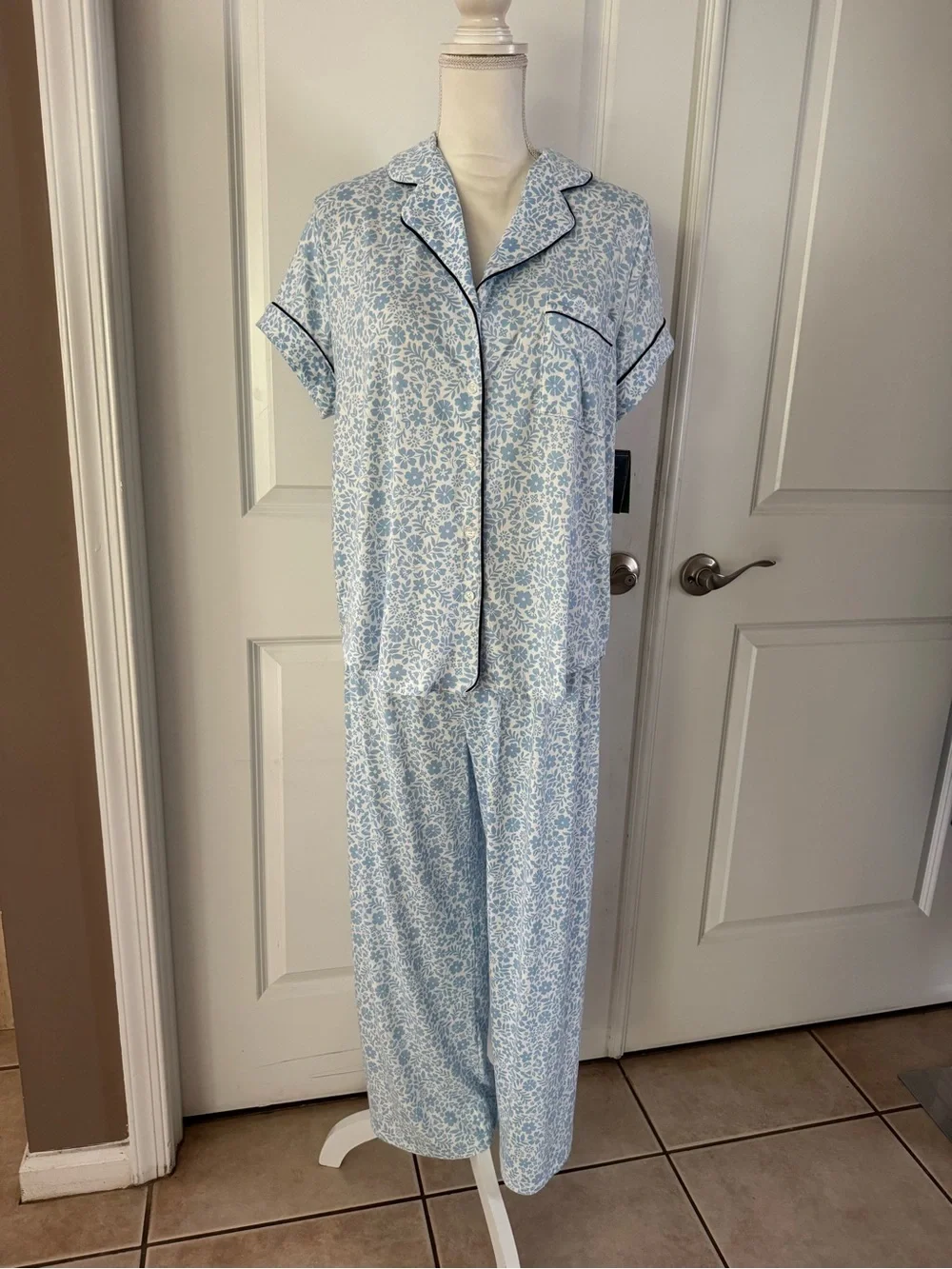 Kate Spade New York Women's Blue Floral Short-Sleeve Pajama Set. Size L.MSRP $78